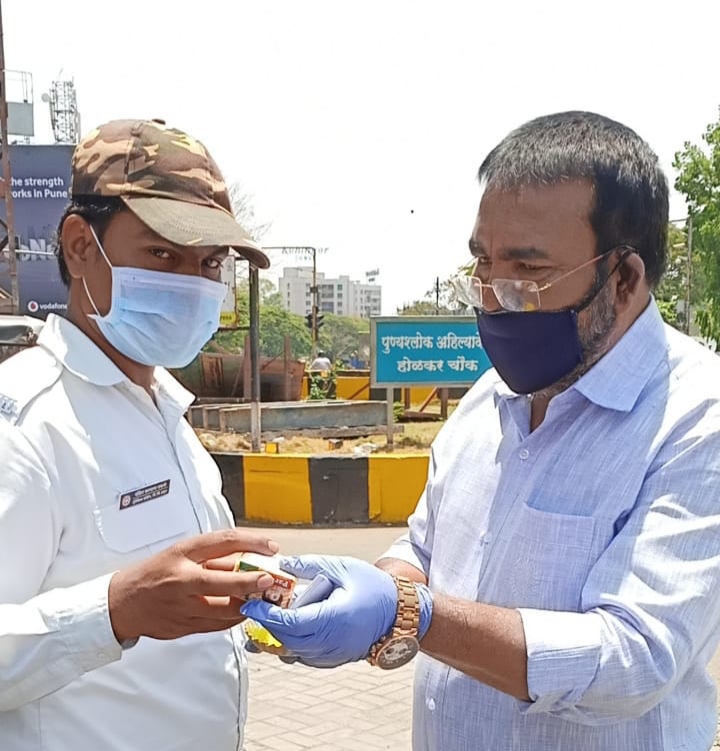 भारतीय धर्मनिरपेक्ष पार्टीच्या वतीने सफाई कामगार, पोलीस कर्मचारी तसेच गरजूंना अल्पोपहार