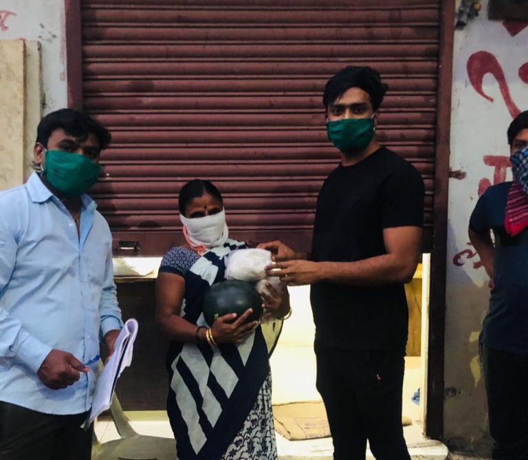 अक्षयभाऊ चव्हाण युवामंचचा एक हात मदतीचा, २०० कुटूंबांना अन्नधान्य वाटप