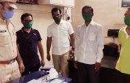 आझाद स्पोर्टस् क्लब मित्र मंडळाच्या वतीने काळेवाडी पोलीस चौकीत मास्क आणि सॅनिटायझरचे वाटप