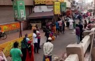 पिंपरीत 'सोशल डिस्टंसिंग'ला हरताळ.. दुकानांसमोर नागरिकांची मोठ्या प्रमाणात गर्दी..!