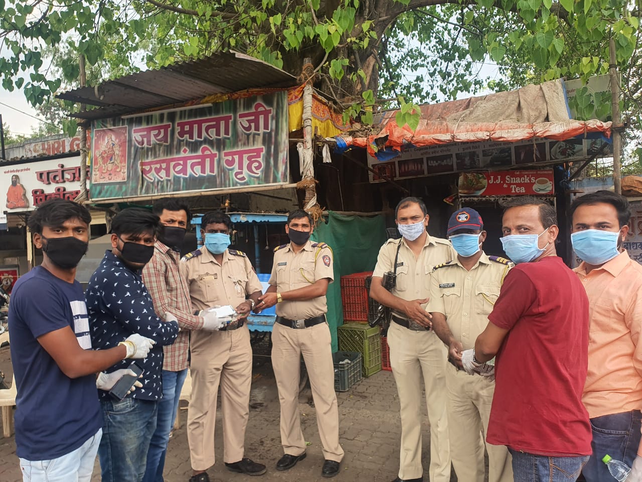 'लॉकडाऊन'मध्ये राकेश विजय वाकुर्डे युवा मंचच्यावतीने मदतीचा हात..!