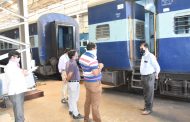 कोरोना बाधित रूग्णांसाठी तयार करण्यात येत असलेल्या रेल्वेच्या कोचमधील आयसोलेशन वॉर्डची विभागीय आयुक्तांनी केली पाहणी