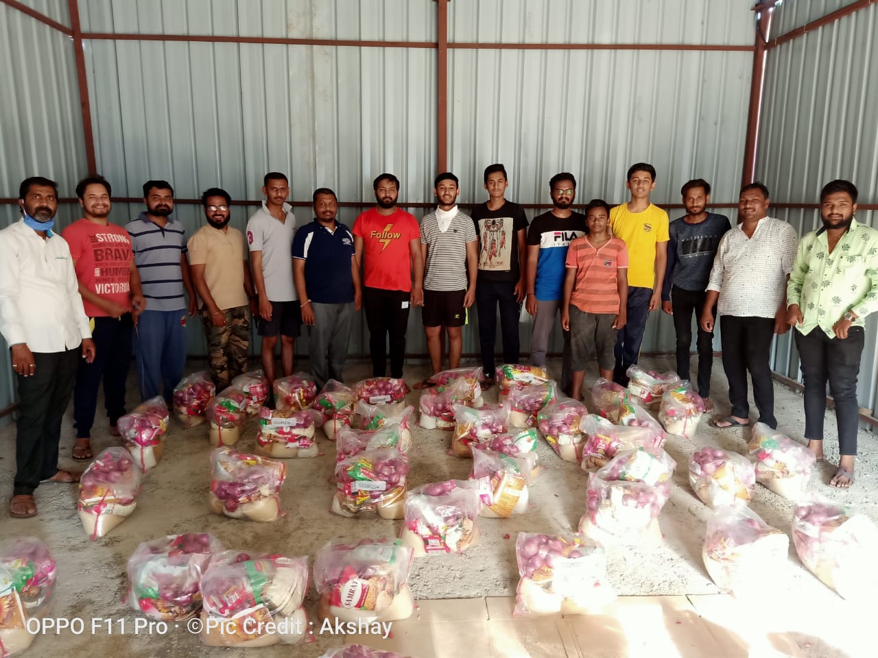 क्रांतिवीर सांस्कृतिक कला क्रीडा व शिक्षण मंडळाच्या वतीने काळेवाडी परिसरातील गरजूंना किराणा साहित्याचे वाटप