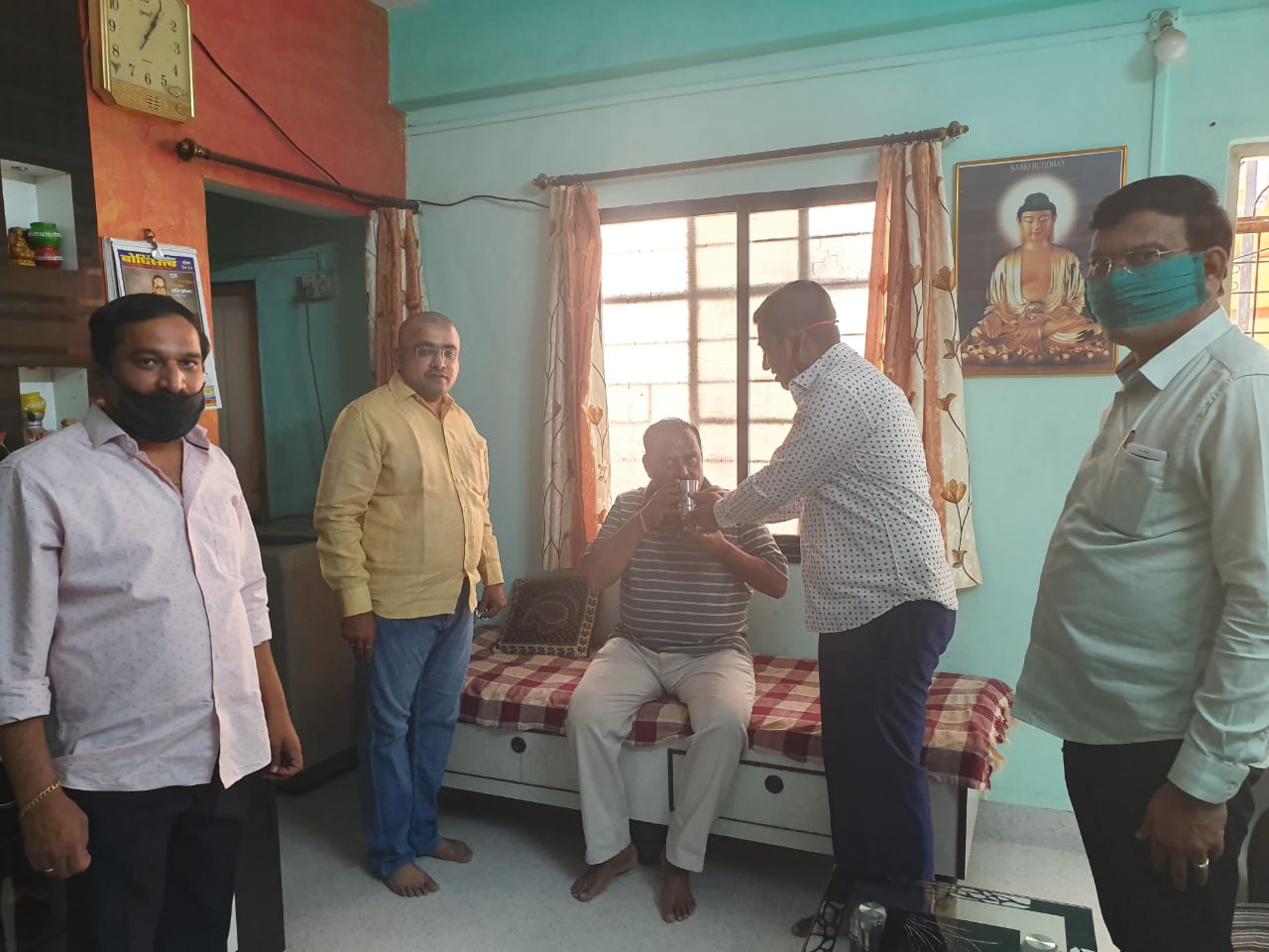 बांधकाम कामगारांच्या दोनवेळच्या जेवणासाठी जयंत शिंदे यांनी घरातच सुरू केलेले उपोषण उपमहापौरांच्या हस्ते पाणी पिऊन मागे घेतले