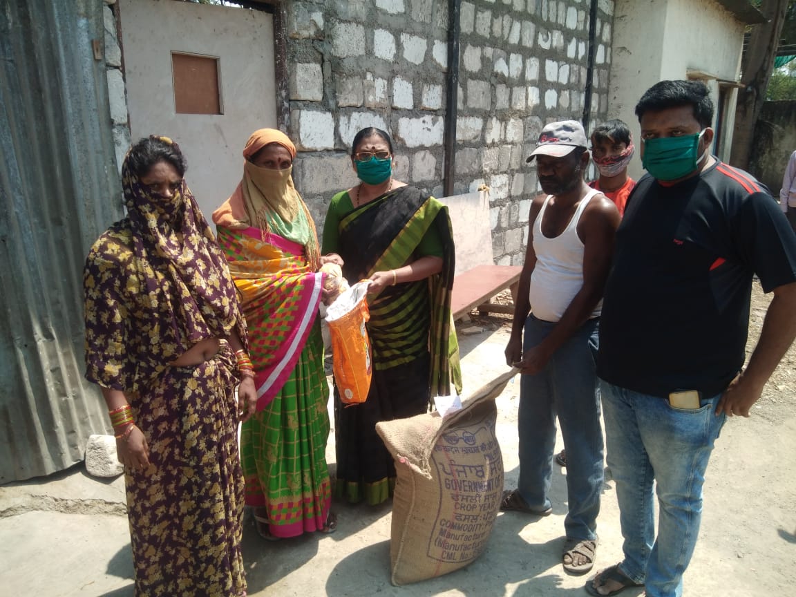 पिंपरी युवासेना व आशीर्वाद महिला बचत गटाचे मदतकार्य सुरूच; फुगेवाडीतील परप्रांतीय मजूरांच्या कुटूंबांना अन्नधान्याचे वाटप