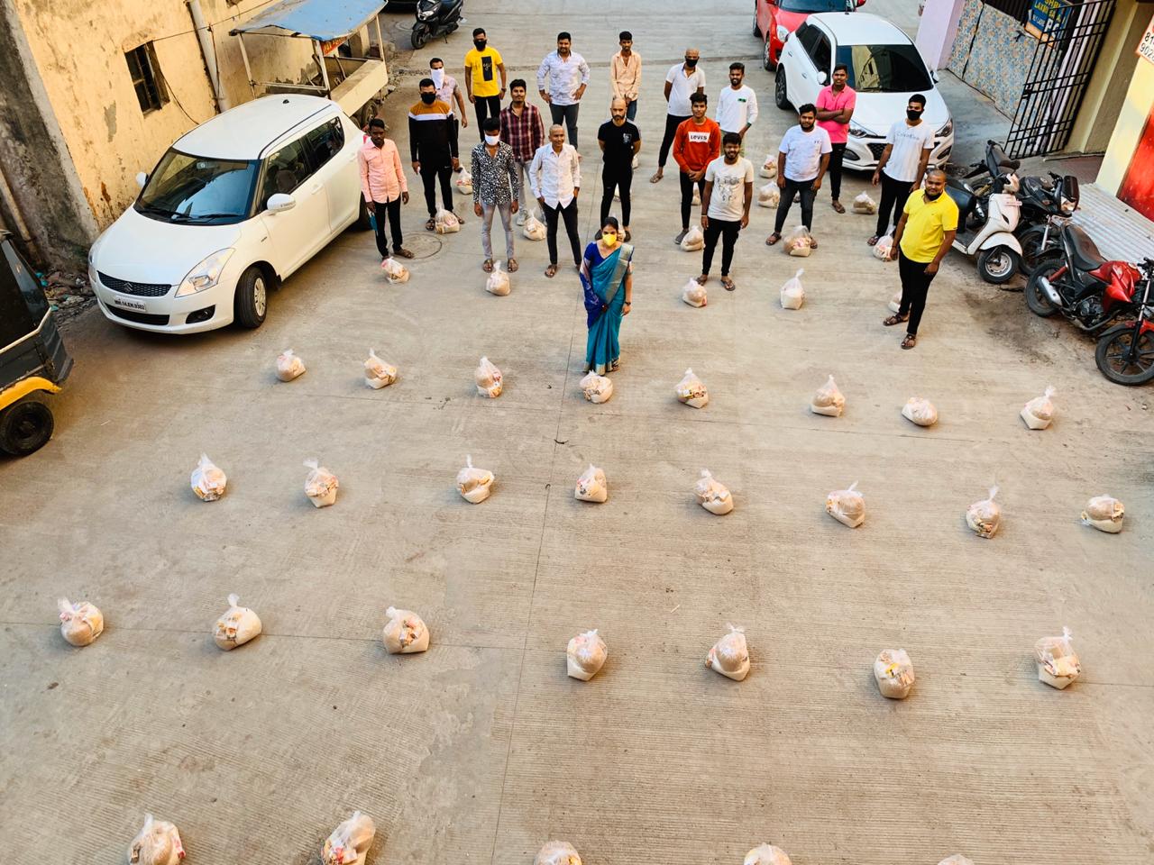 हिंजवडी परिसरातील गरजूंना शरद धोंडीबा जांभूळकर यांच्यावतीने जीवनावश्यक वस्तूंचे वाटप