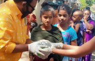 स्व.सुमन उर्फ सिसेलिया अँथोनी पॉल यांच्या स्मरणार्थ संदीप कांबळे यांच्याकडून गरजूंना अल्पोपहार