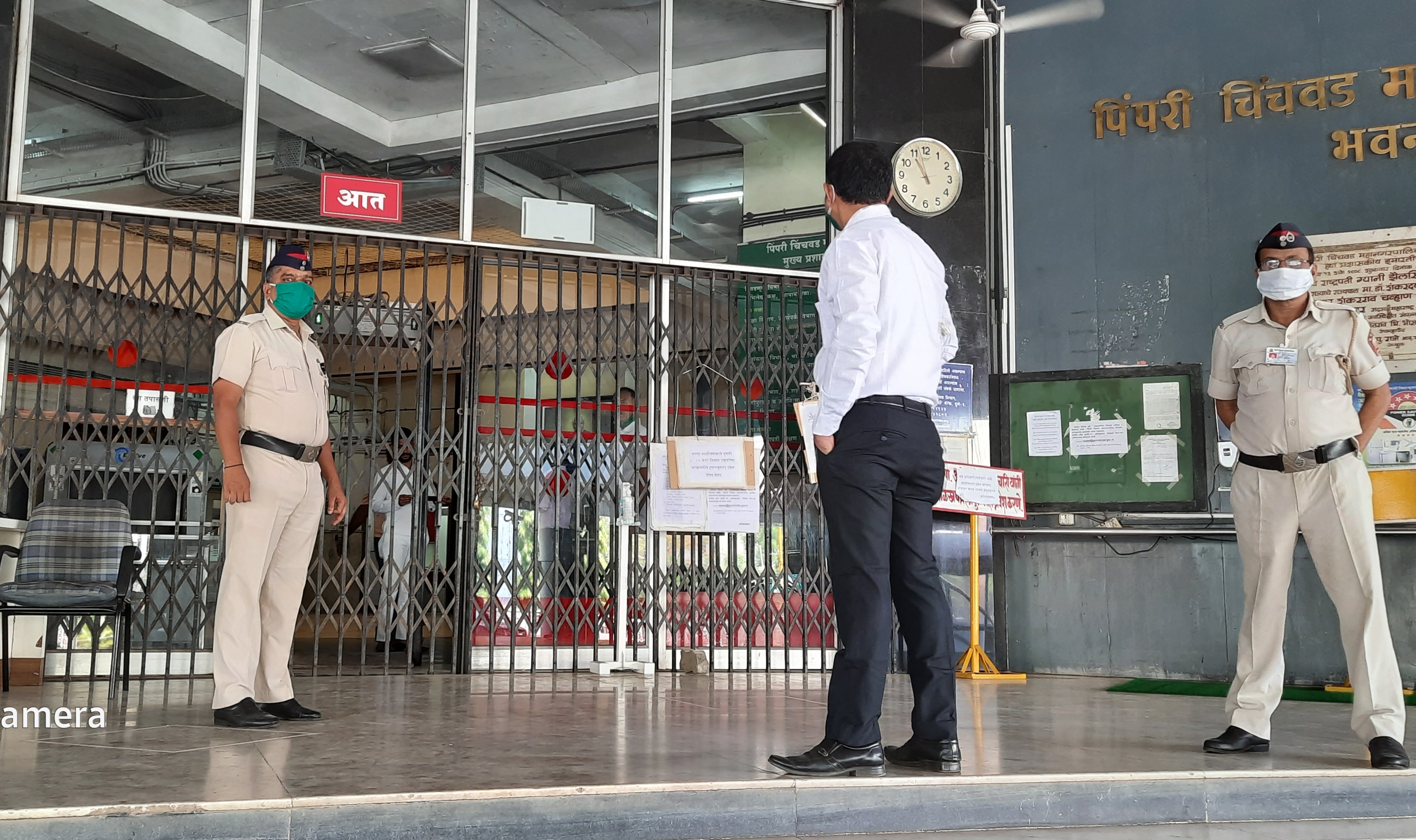 Corona : पिंपरी चिंचवड महापालिकेच्या मुख्य प्रवेशव्दारातून आता कर्मचाऱ्यांनाही 'नो-एन्ट्री'