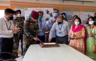पिंपरी चिंचवडमधील 'कोरोना वॉरियर्स'च्या कार्याला सलाम; सैन्यदलाने केक कापून मिठाई देवून केले अभिनंदन..!