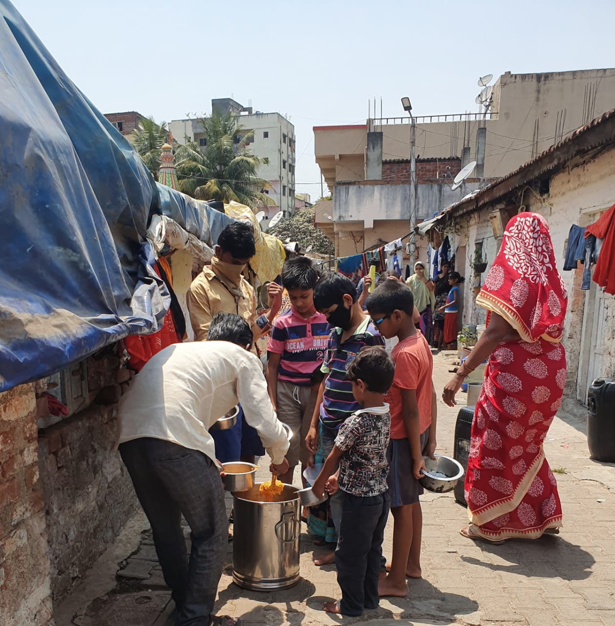 अन्नामृत फाउंडेशन आणि नाना काटे मित्र परिवार भागवतयं दररोज शेकडो भुकेल्यांची भूक..!