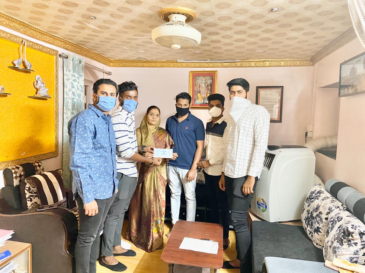 मित्राला वाढदिवसाच्या अनोख्या शुभेच्छा; कोरोना विरोधातील लढ्यास तरूणांकडून ११ हजारांचा निधी..!