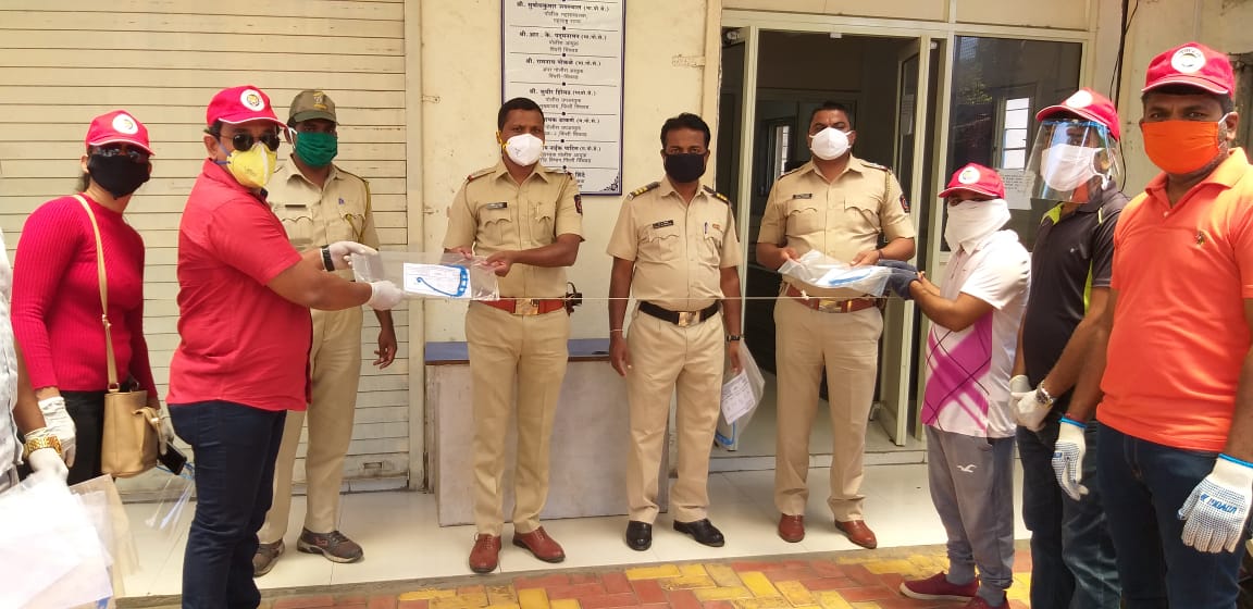 टायगर ग्रुपच्यावतीने पोलिसांना 'फेस शिल्ड'चे वाटप