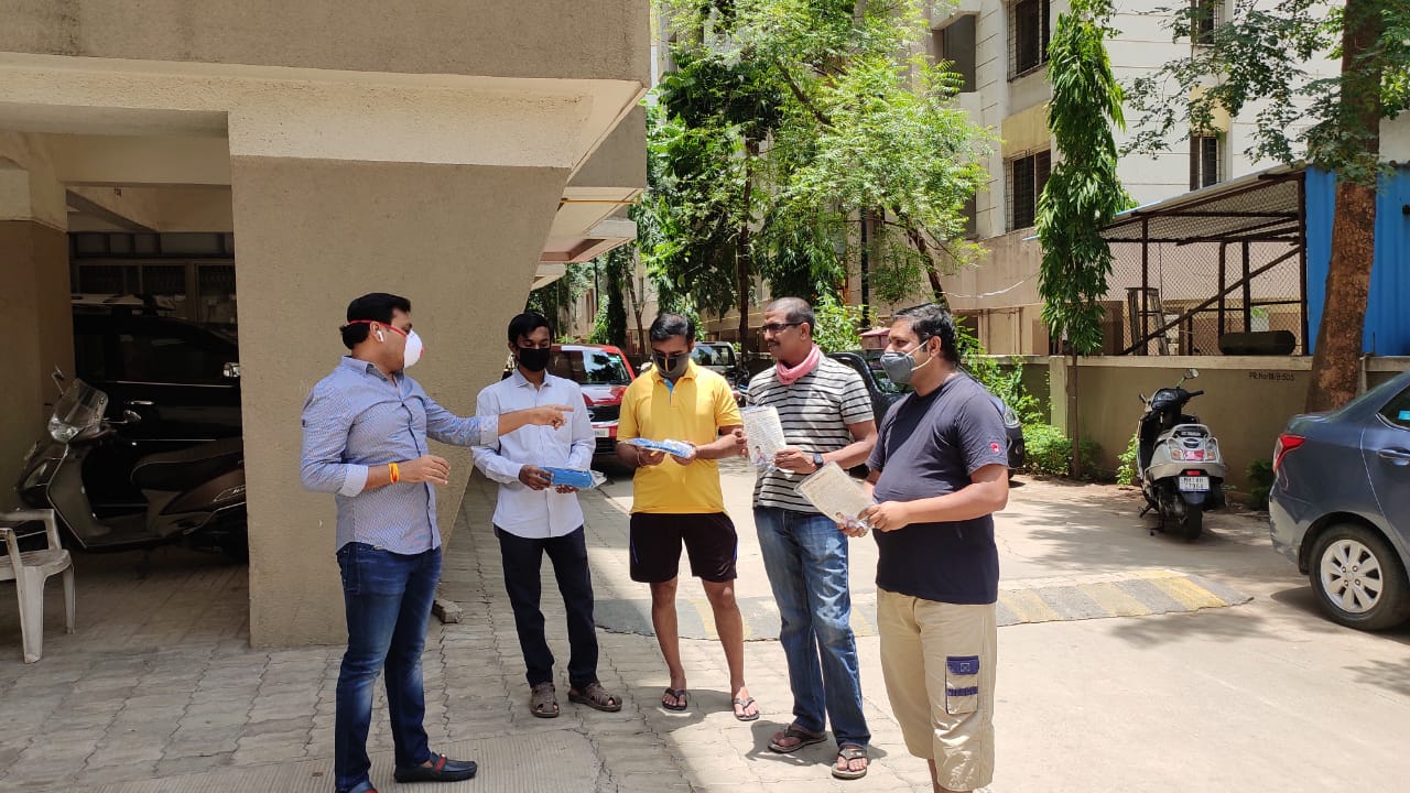 नगरसेवक शत्रुघ्न काटे युथ फाऊंडेशनकडून पिंपळे सौदागरमध्ये १५ हजार कुटूंबांना सॅनिटायझर आणि मास्कचे वाटप
