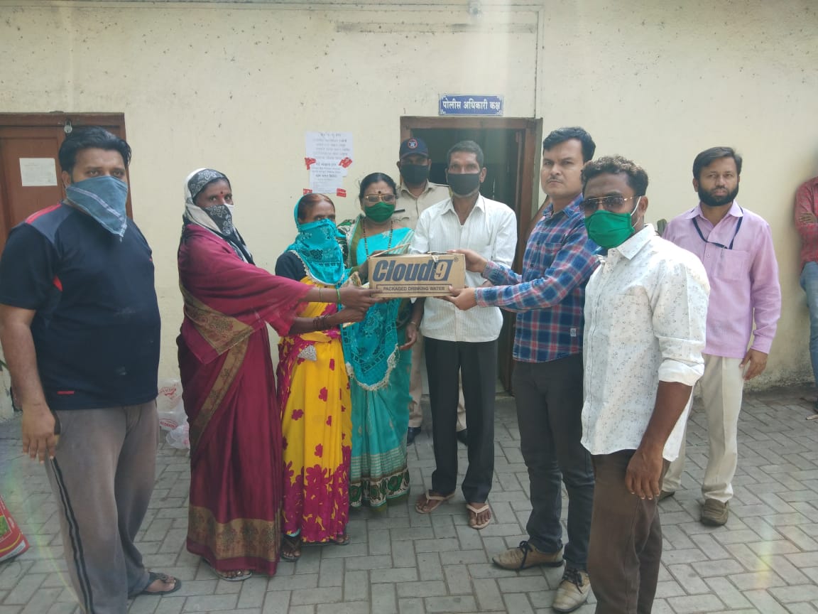 पिंपरी युवासेनेचे मदत कार्य सुरूच, कर्नाटकला जाणाऱ्या परप्रांतीयांसाठी अल्पोपहार व जेवणाची सोय..!
