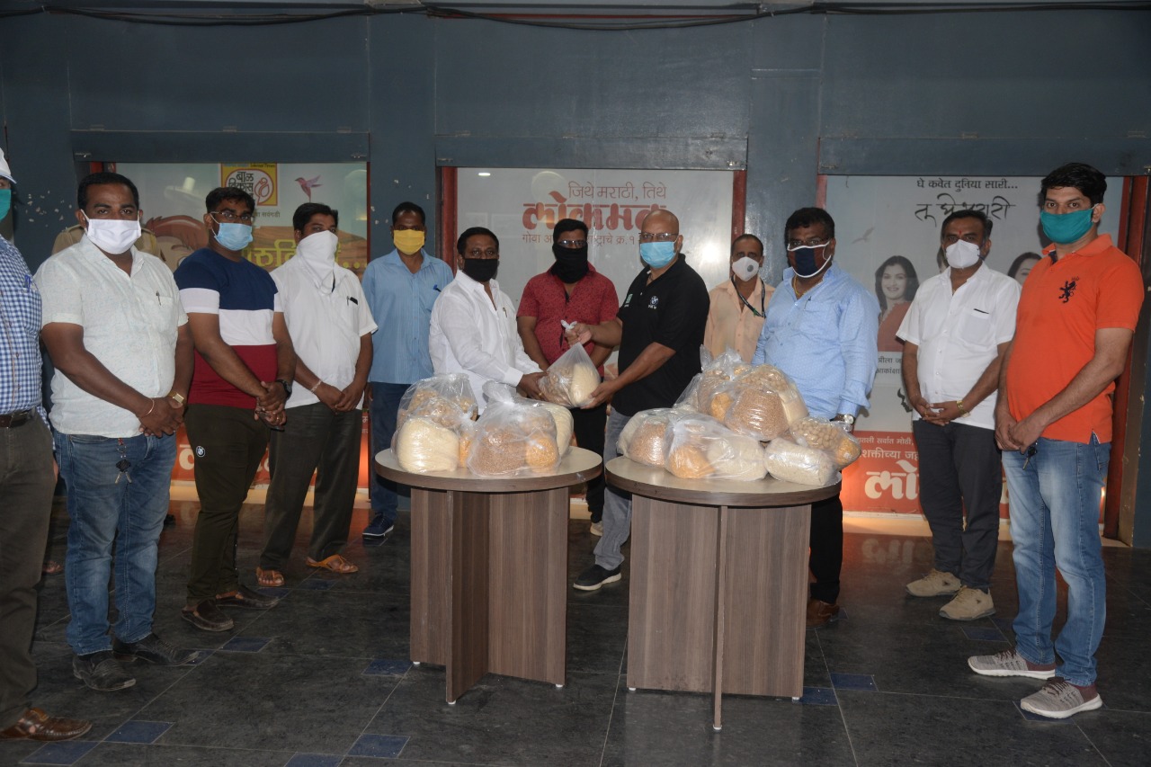 पिंपरी चिंचवडमधील वृत्तपत्र विक्रेत्यांना आमदार अण्णा बनसोडे यांच्याकडून जीवनावश्यक वस्तुंचे कीट वाटप