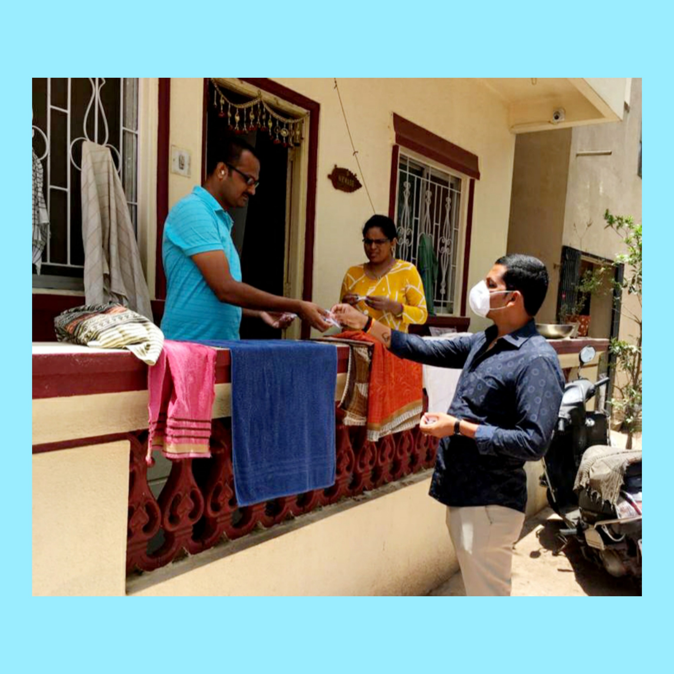 पिंपळे निलख-विशालनगर प्रभागातील नागरिकांना 'आर्सेनिक अल्बम 30' गोळ्यांचे मोफत वाटप; कोरोनाचा प्रसार रोखण्यासाठी नगरसेवक तुषार कामठे यांचा उपक्रम