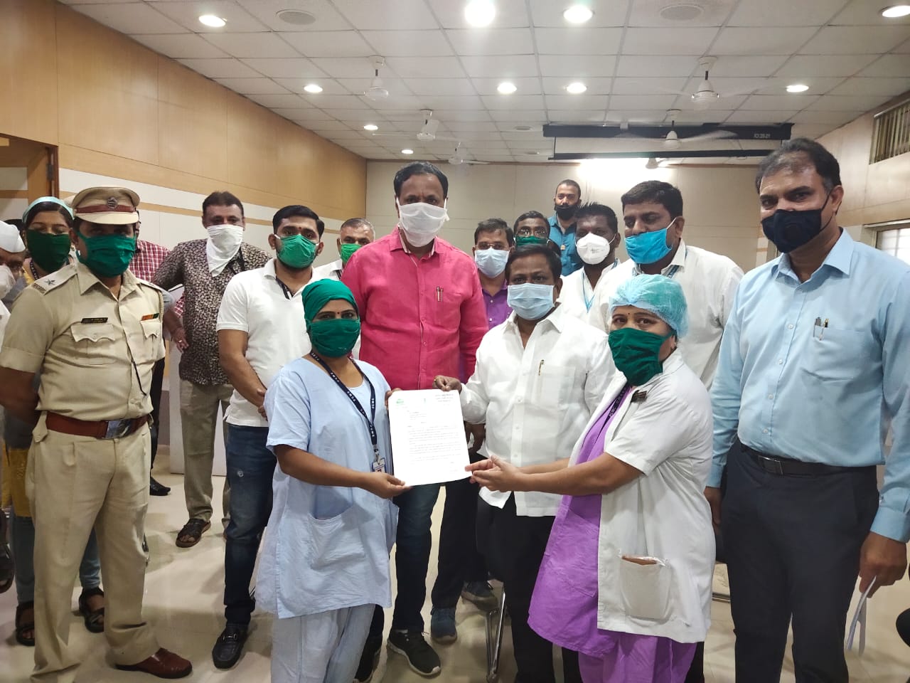 आमदार अण्णा बनसोडे यांची YCM रुग्णालयास भेट, परिचारिकांचे केले अभिनंदन..!