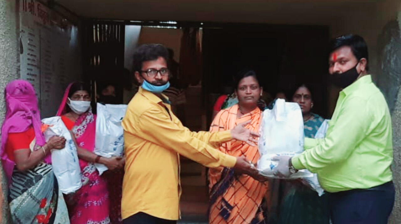 माजी नगरसेवक तानाजी खाडे यांचा गरजूंना मदतीचा हात; सेक्टर २२ मध्ये अन्नधान्य किटचे वाटप..!