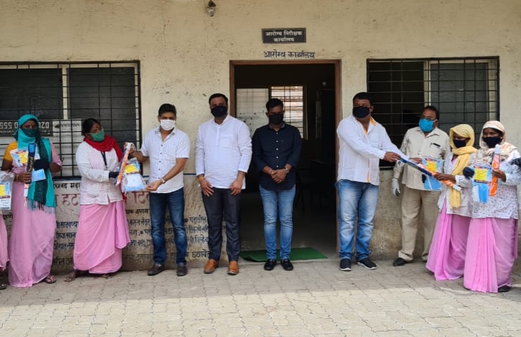 शिवसेनेच्या वर्धापन दिनानिमित्त आरोग्य कर्मचाऱ्यांना मेडिकल किट आणि छत्रीचे वाटप