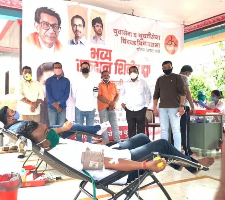 युवासेनेच्या वतीने आयोजित शिबिरात ५१ जणांचे रक्तदान