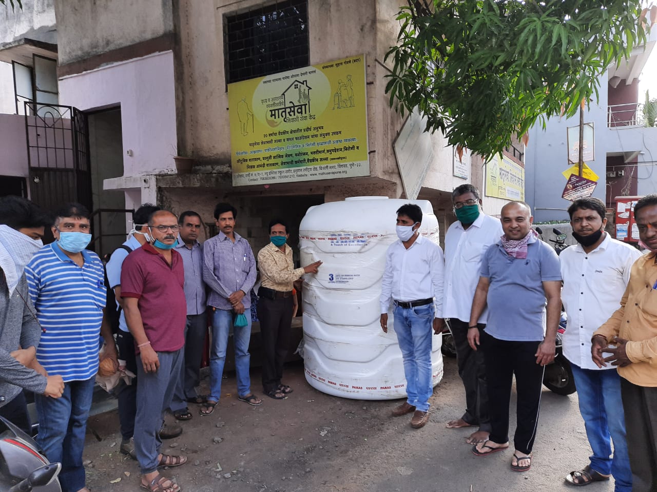 एसकेएफ गणेश मंडळाकडून मातृसेवा संस्थेस पाण्याची टाकी भेट
