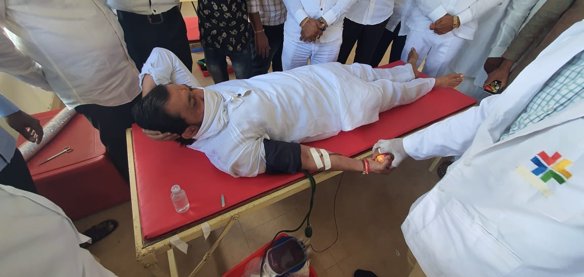 आमदार सुनील शेळके यांनी स्वत: रक्तदान करून साजरा केला राष्ट्रवादीचा वर्धापनदिन..!