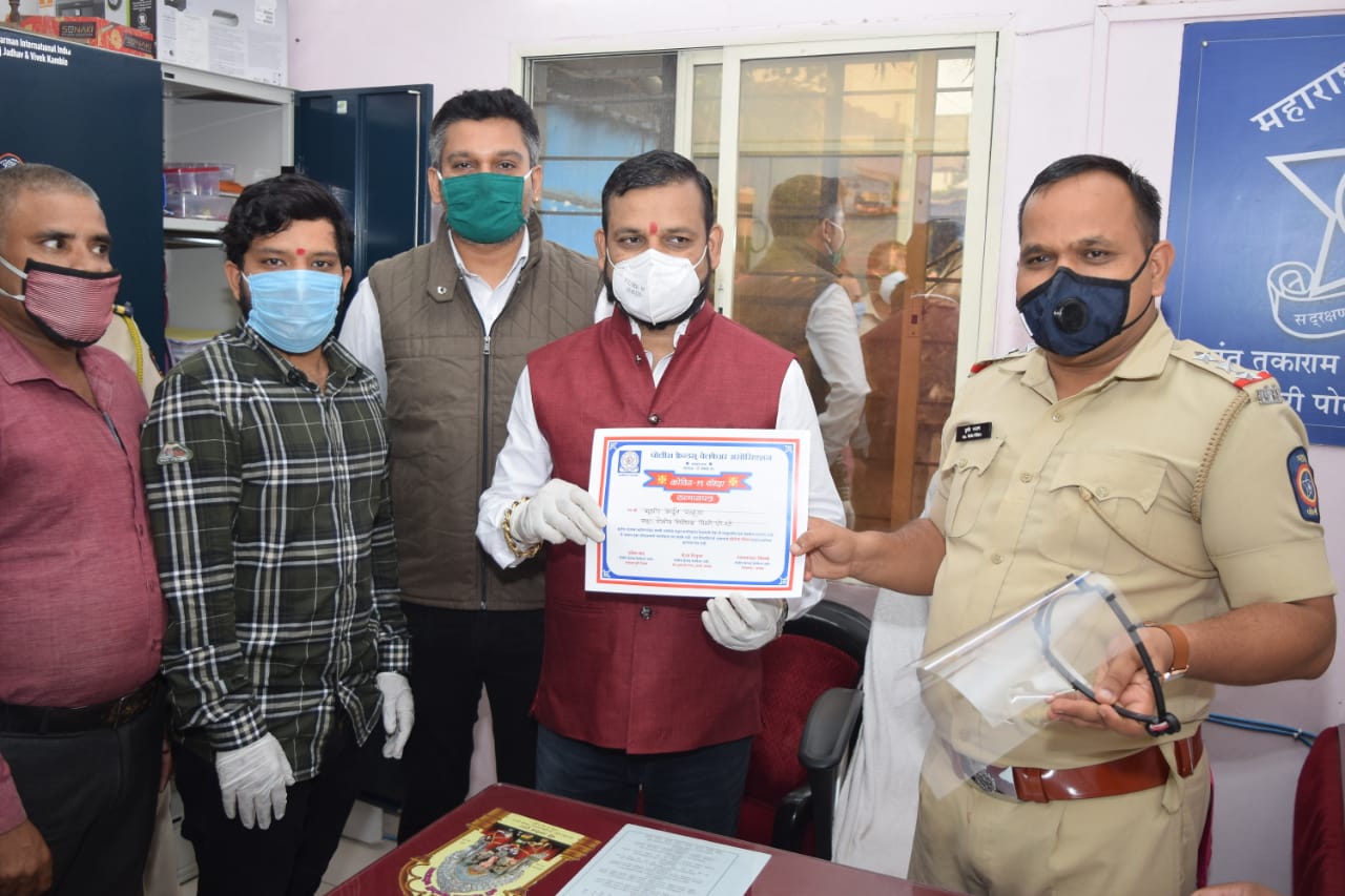 पोलीस फ्रेन्डस् वेलफेअर असोसिएशनच्या वतीने पोलीसांचा 'कोविड योद्धा' सन्मानपत्राने गौरव..!