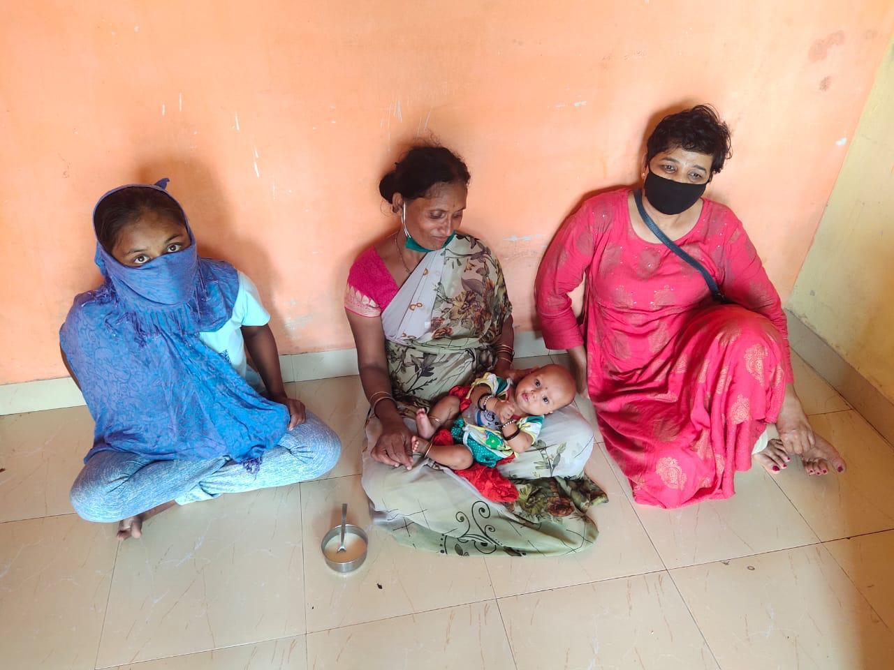 बेघर कुटुंबास निवारा देवून डॉक्टर दांपत्य ठरले खरे देवदूत..!