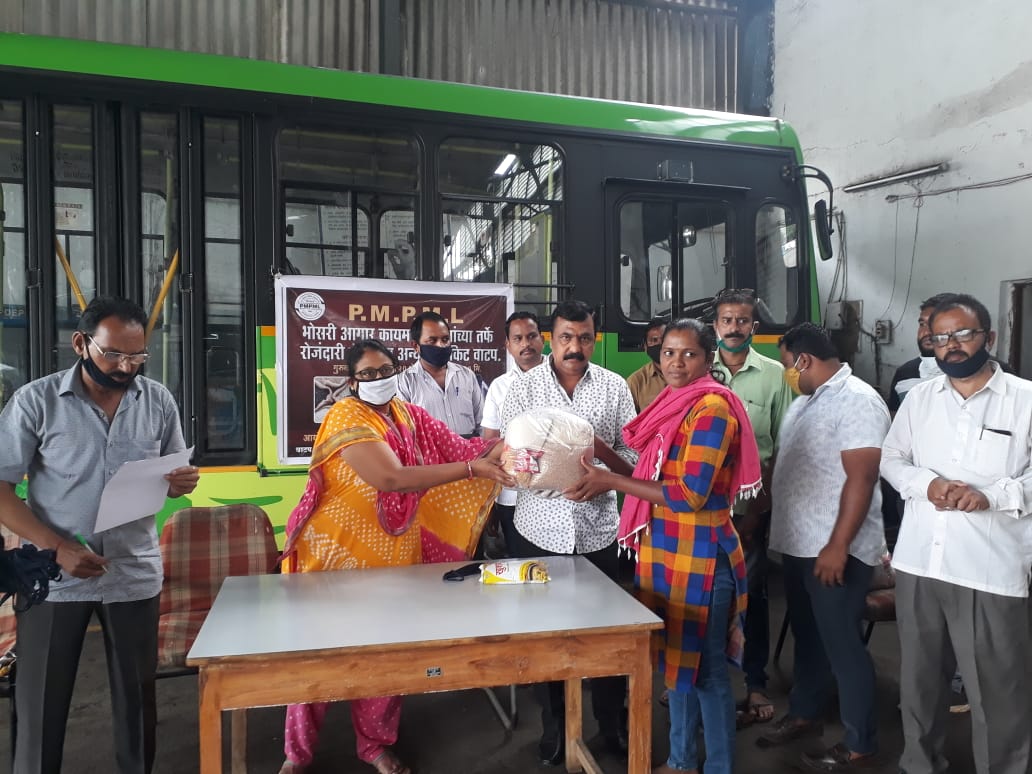 सहकारी बांधवाना दिला मदतीचा हात, 'पीएमपीएल'च्या भोसरी आगारचा स्तुत्य उपक्रम..!