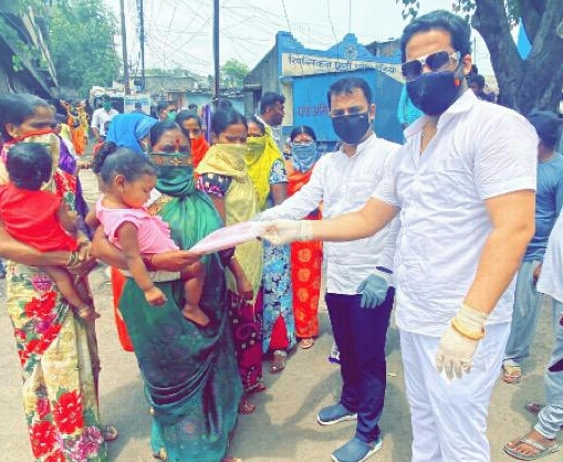 आकाश चतुर्वेदी व नगरसेवक शैलेश मोरे यांच्यावतीने आनंदनगरमधील मुलांना कपड्यांचे वाटप