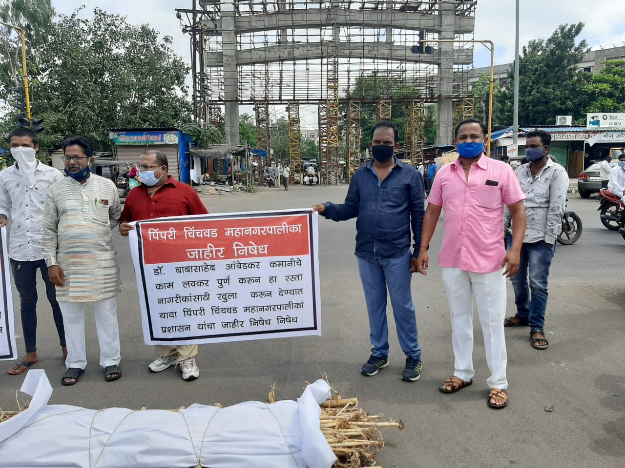 निगडीतील सेक्टर २२ येथील कमानीचे काम रखडले; कार्यकर्त्यांचे तिरडी आंदोलन