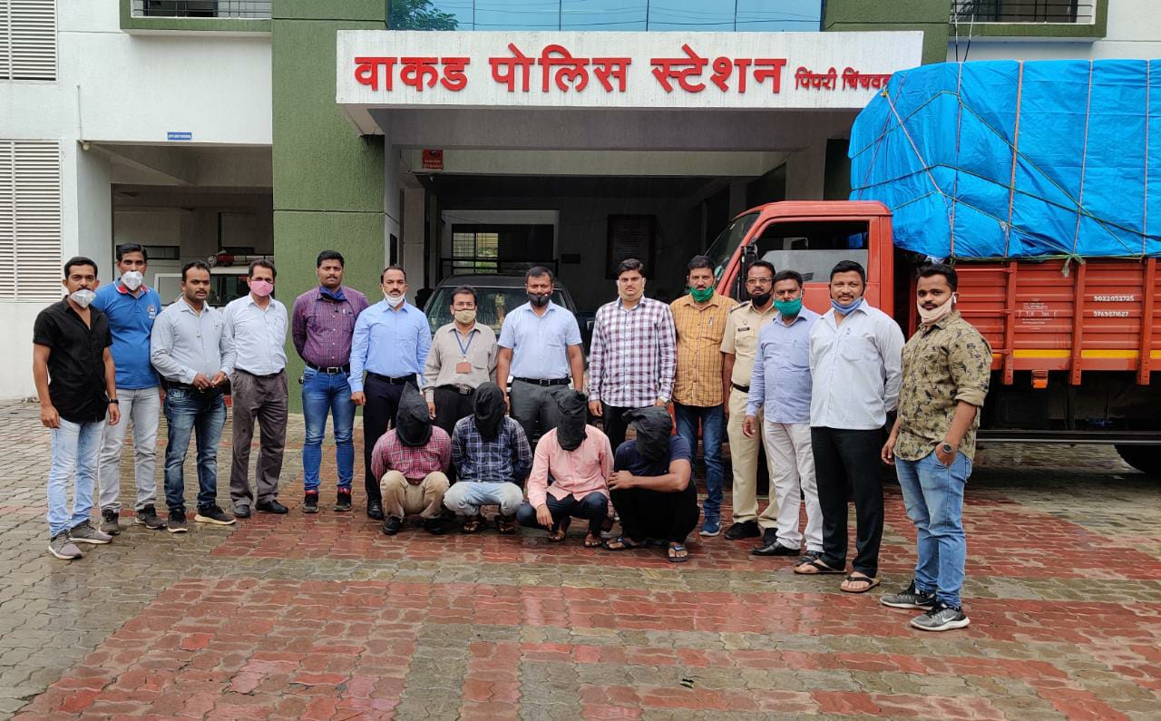 गुटख्याची अवैध वाहतूक करणाऱ्या चौघांना ५६ लाखांच्या मुद्देमालासह सापळा रचून पकडले; वाकड पोलीसांची कारवाई
