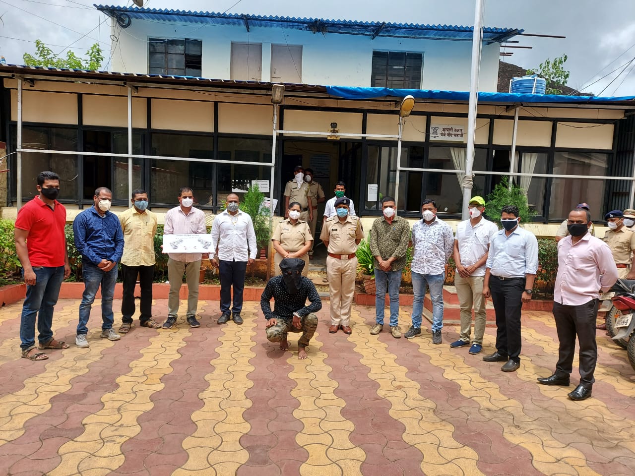 चाकण पोलिसांनी सराईत गुन्हेगाराच्या मुसक्या आवळल्या; दोन गावठी बनावटीचे पिस्टल व चार जिवंत काडतुसे जप्त