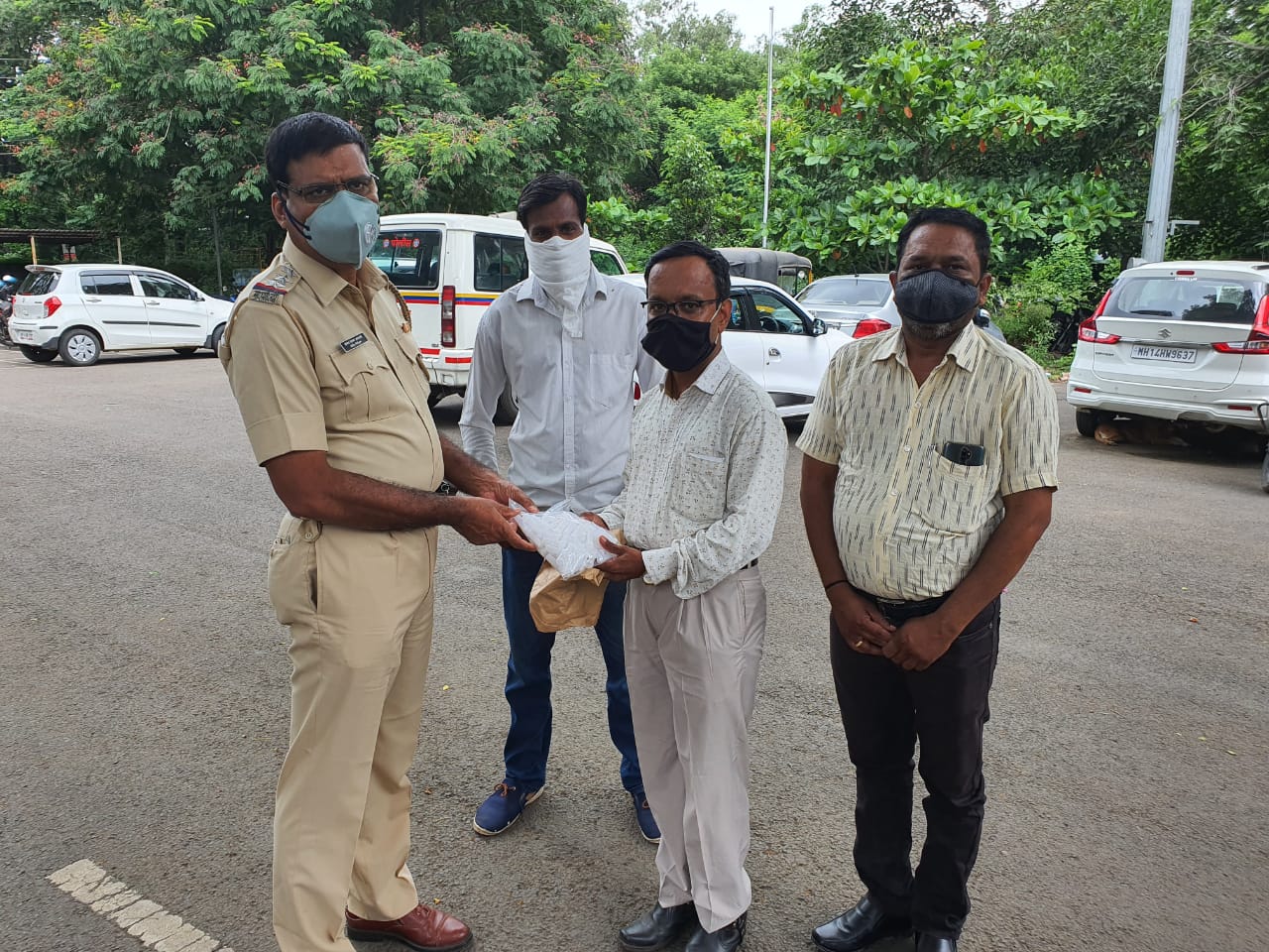 आंतरराष्ट्रीय मानवाधिकार संघाच्या वतीने भोसरी पोलिसांना 'अर्सेनिक अल्बम -३०' गोळ्यांचे वाटप