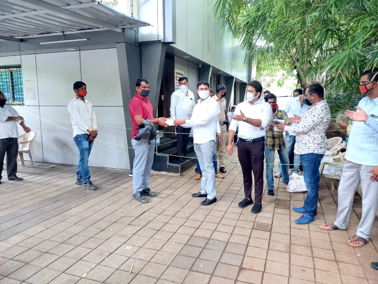 उद्धव ठाकरेंच्या वाढदिवसानिमित्त कामगारांना 'कोरोना सेफ्टी किट'चे वाटप; शिवसेना प्रणित महाराष्ट्र मजदूर संघटनेचा उपक्रम