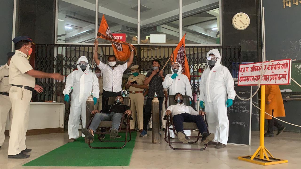 व्हेंटिलेटर, आयसीयुअभावी कोरोनामुळे रुग्णांचे मृत्यू; मनसेेचे महापालिकेच्या प्रवेशव्दारावर आंदोलन