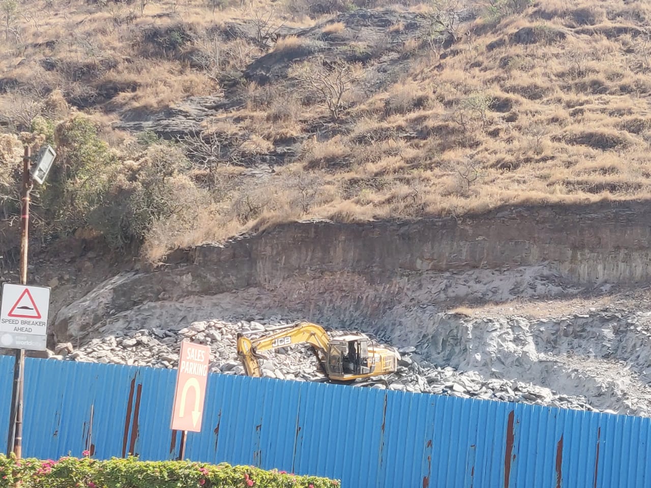 चऱ्होली येथील डोंगर फोडून बांधकाम करणाऱ्या बिल्डरला २५ लाखांचा दंड..!