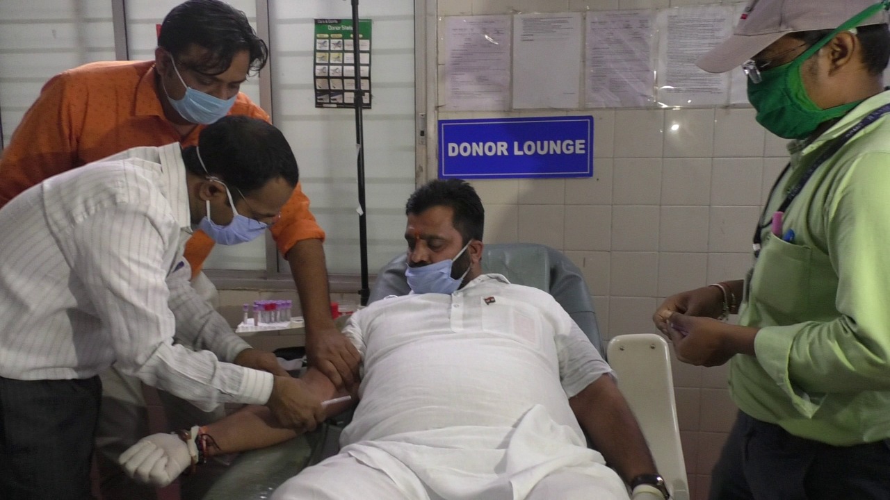 प्रेरणादायी : आमदार महेशदादा लांडगे यांनी स्वत: केले 'प्लाझ्मा दान'