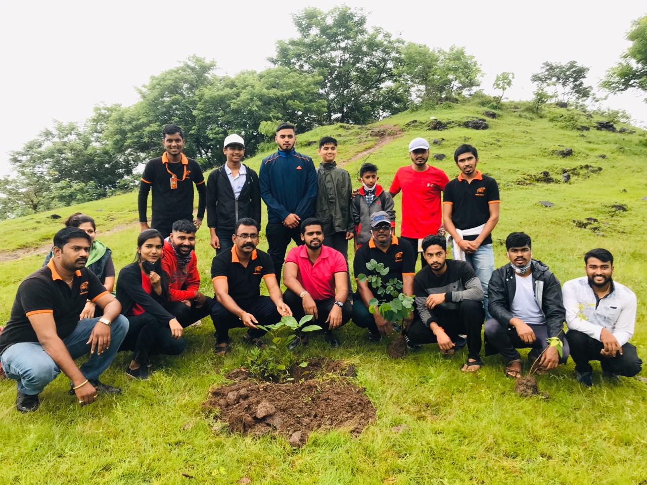 घोराडेश्वर डोंगरावर सह्याद्री प्रतिष्ठानच्यावतीने वृक्षारोपण