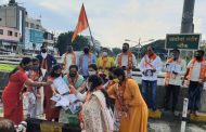 महाराष्ट्रद्रोही कंगनाचा धिक्कार असो.. आकुर्डीत शिवसेनेने जाळले कंगनाचे पोस्टर..!