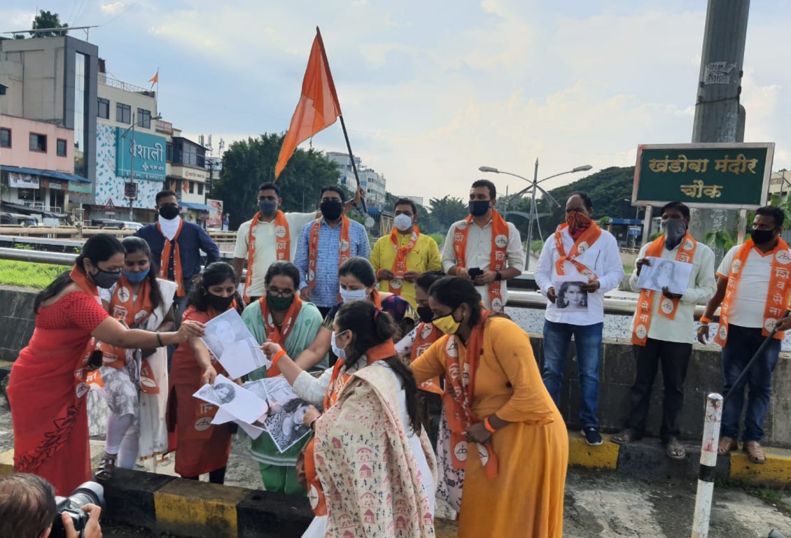 महाराष्ट्रद्रोही कंगनाचा धिक्कार असो.. आकुर्डीत शिवसेनेने जाळले कंगनाचे पोस्टर..!