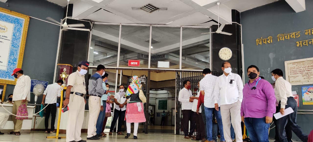 महापालिका कर्मचाऱ्यांची धन्वंतरी योजना गुंडाळली; कर्मचाऱ्यांकडून काळ्या फिती बांधून निषेध