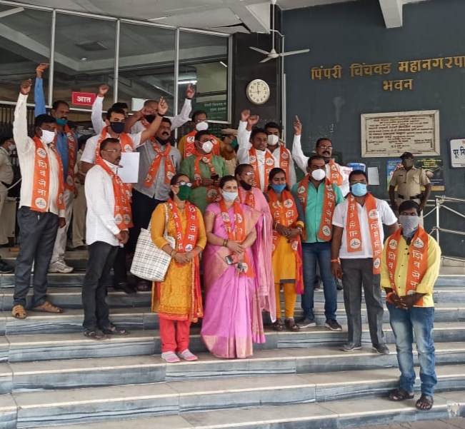 कोरोना रुग्णांची आर्थिक पिळवणूक करणाऱ्या खासगी रुग्णालयांविरोधात कारवाई करा; शिवसेनेचे महापालिकेच्या प्रवेशव्दारावर आंदोलन