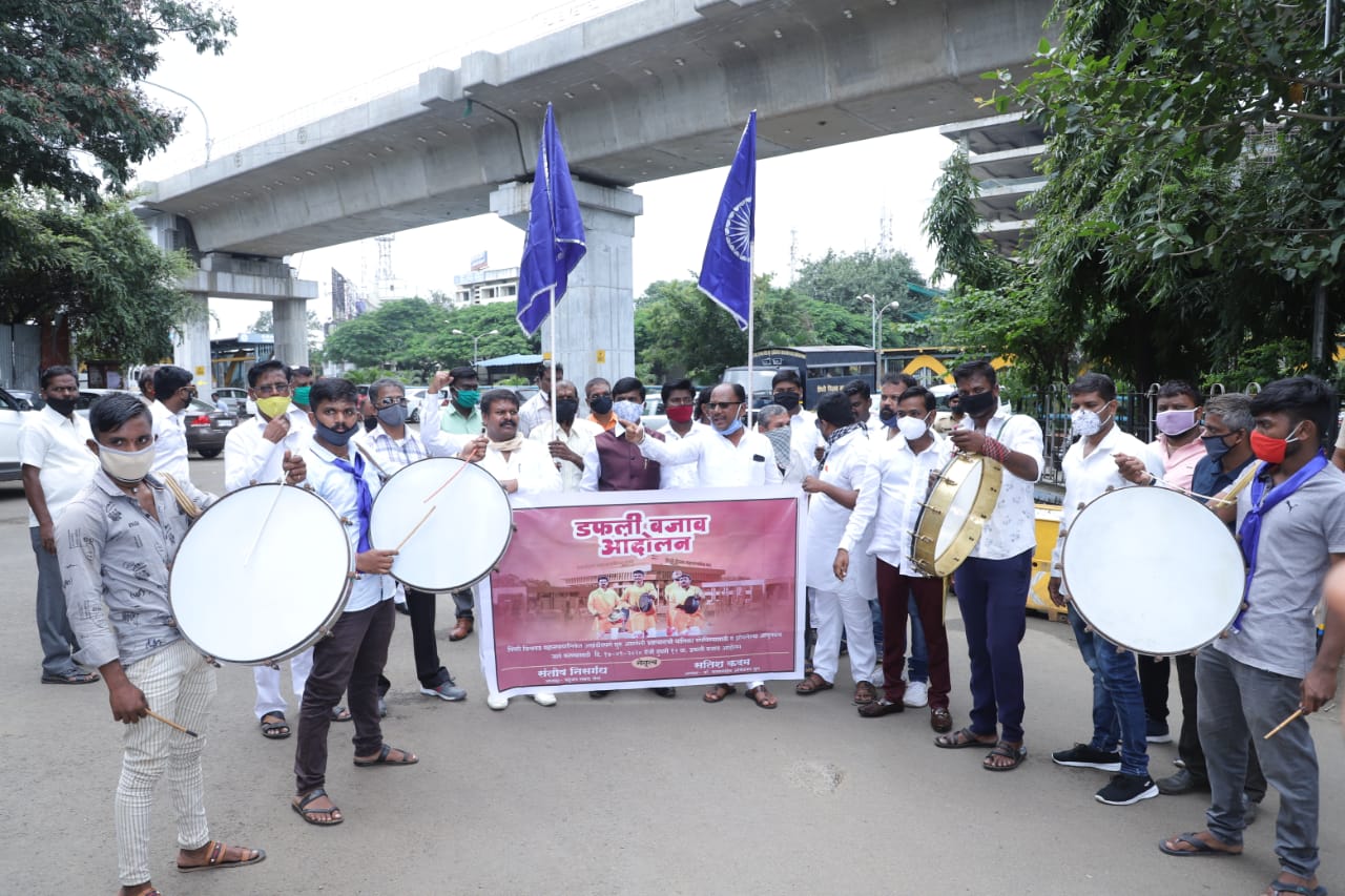भ्रष्टाचाराविरोधात महापालिकेसमोर 'डफली बजाओ' आंदोलन; कोरोना काळातील खरेदीच्या 'सीबीआय' चाैकशीची मागणी