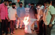 पिंपरीत काँग्रेस कार्यकर्त्यांनी पेटवला योगींचा पुतळा..!