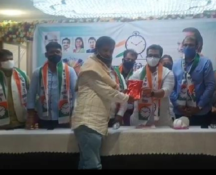 प्लाझ्मा दानच्या अभूतपूर्व कार्यासाठी संजय गायखे यांचा खासदार डॉ.अमोल कोल्हे यांच्या हस्ते सन्मान