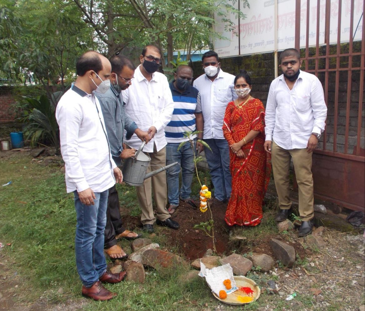 राष्ट्रवादी व्यापारी सेलचे दिवंगत अध्यक्ष प्रदीप गायकवाड यांच्या जयंतीनिमित्त वृक्षारोपण