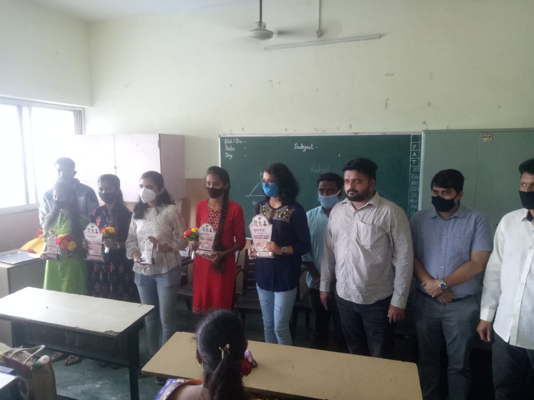 युवासेना नेते अजिंक्य उबाळे यांच्या वाढदिवसानिमित्त गुणवंत विद्यार्थ्यांचा सत्कार