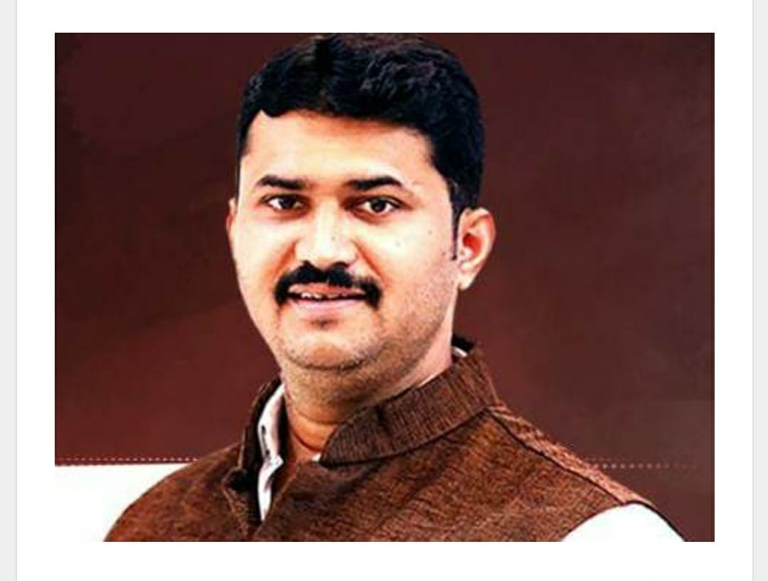 तत्कालीन फडणवीस सरकारच्या आदेशाला उच्च न्यायालयाकडून केराची टोपली; माथाडी कामगारांच्या कर्जाचा हप्ता पतसंस्थांतून कपातीस न्यायालयाचा हिरवा कंदील..!