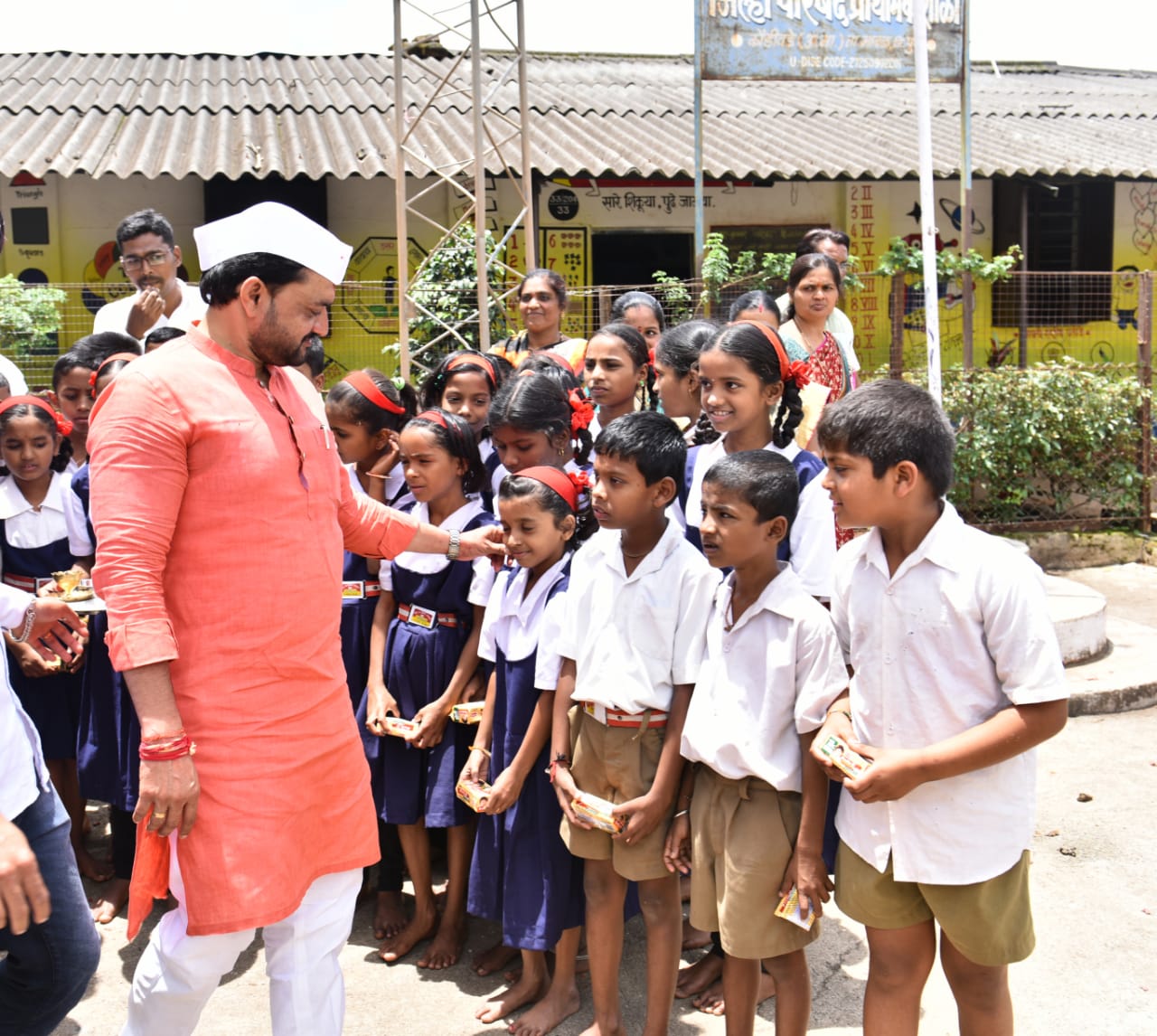 आमदार सुनिल शेळके यांचे कौतुकास्पद कार्य; आजपर्यंतचे संपूर्ण वेतन गरजु विद्यार्थ्यांना शैक्षणिक मदत म्हणून देण्याचा निर्णय..!